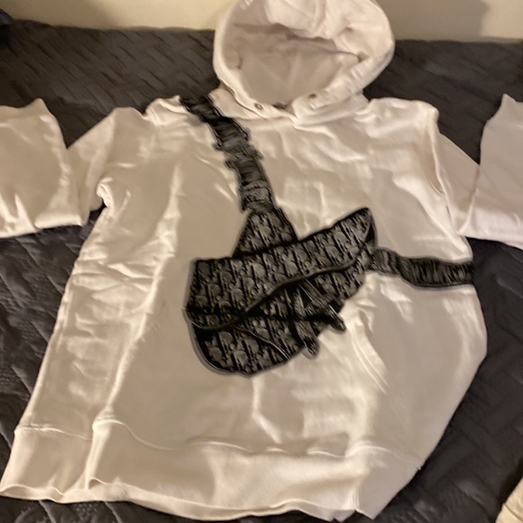 I’m sailing my Dior hoody. Is been used but still like no very well kept - Picture 3 of 9